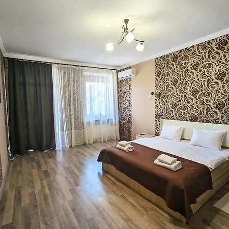 Historical Old City Apartment: Spacious Balcony Retreat Kamianets-Podilskyi Exterior photo