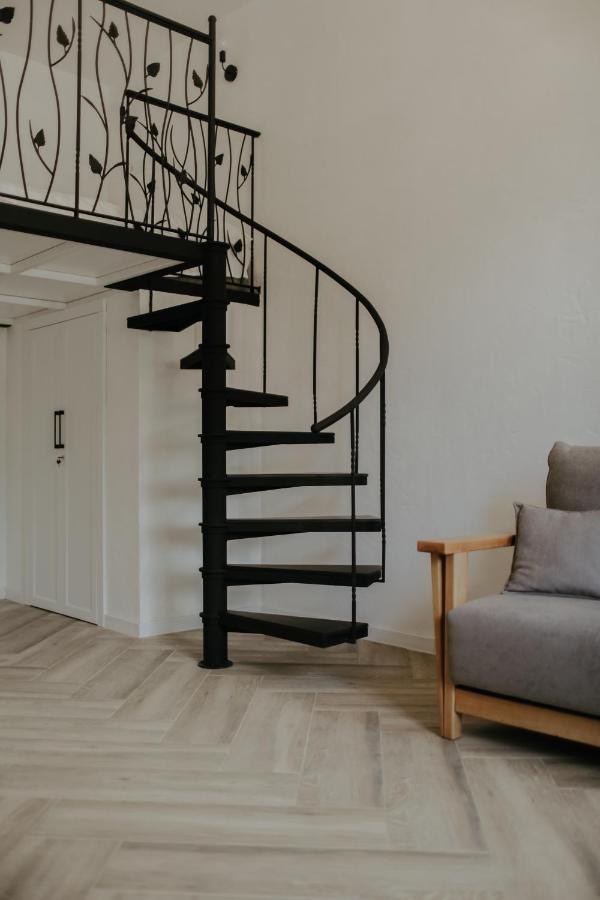 Historical Old Apartment: Spacious Balcony Retreat Apartment