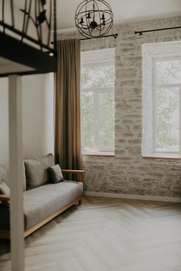 Historical Old Apartment: Spacious Balcony Retreat Apartment Kamianets-Podilskyi