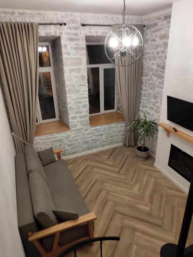 Historical Old Apartment: Spacious Balcony Retreat *