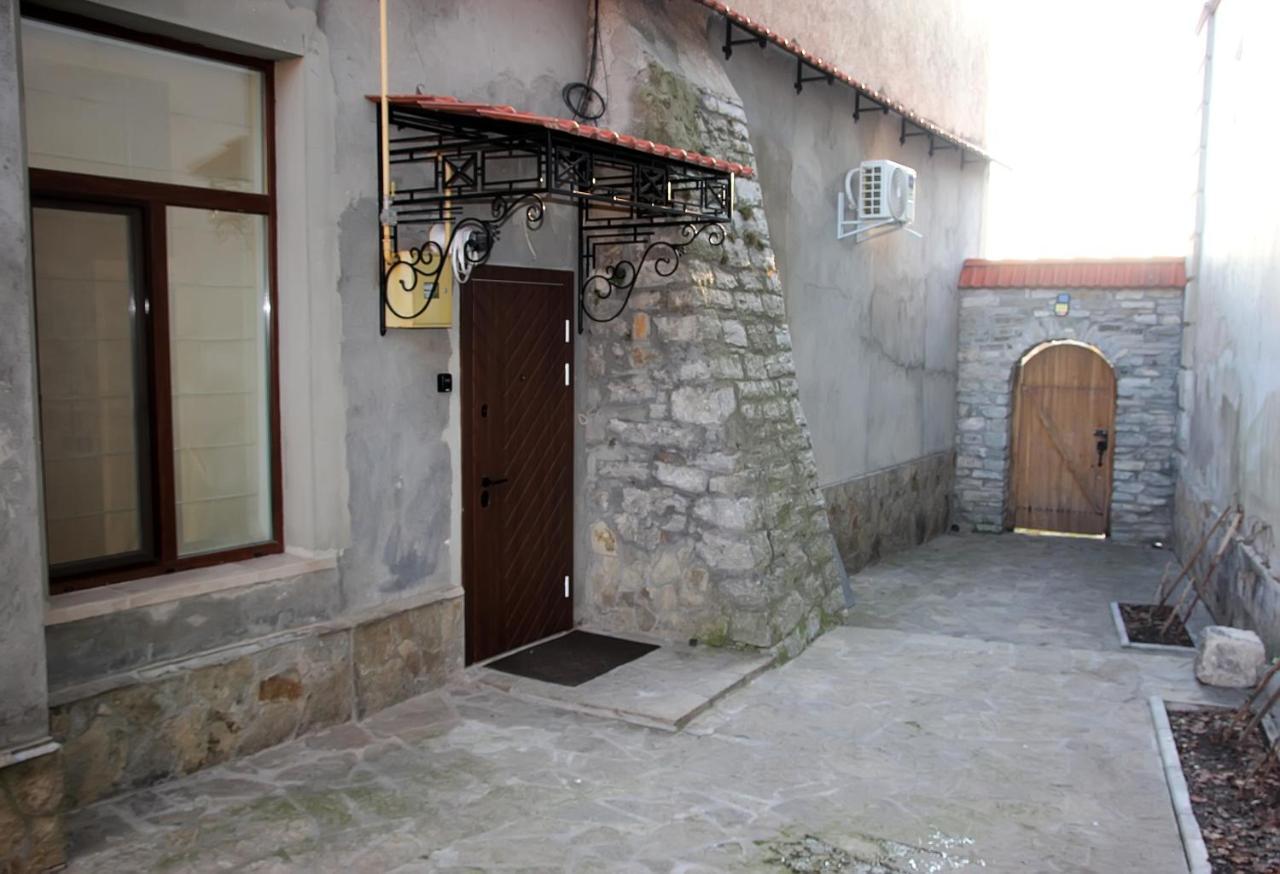 Historical Old Apartment: Spacious Balcony Retreat Kamianets-Podilskyi