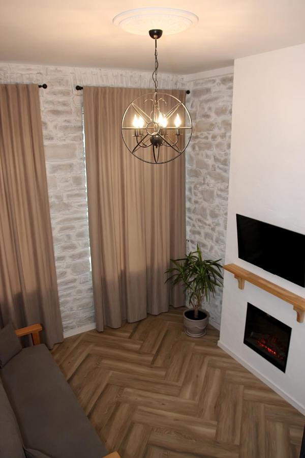 Historical Old Apartment: Spacious Balcony Retreat Apartment *