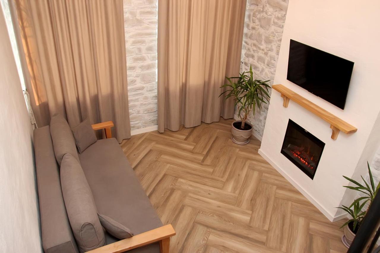 Apartment Historical Old Apartment: Spacious Balcony Retreat Kamianets-Podilskyi