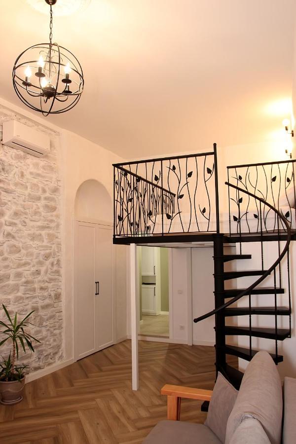 Apartment Historical Old Apartment: Spacious Balcony Retreat *