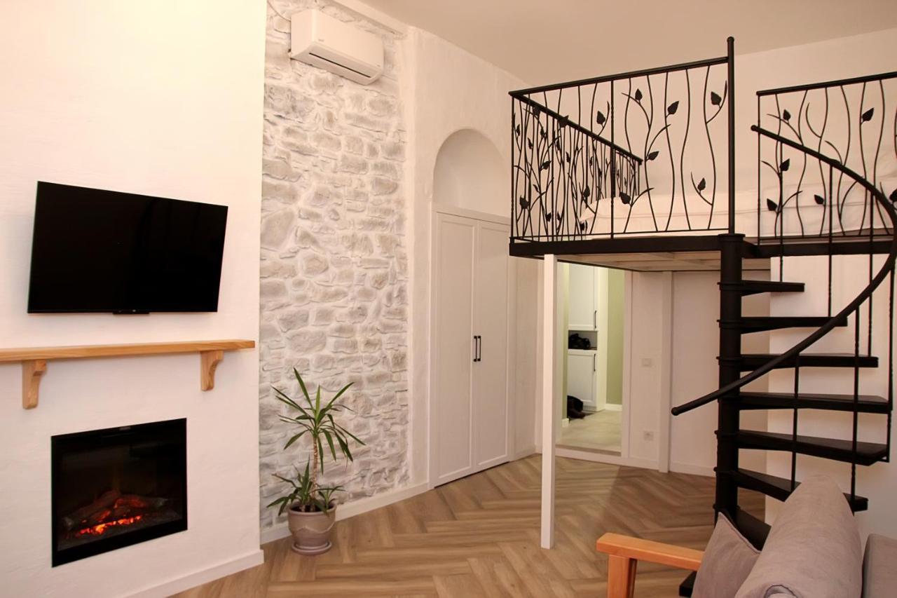 Apartment Historical Old Apartment: Spacious Balcony Retreat Kamianets-Podilskyi
