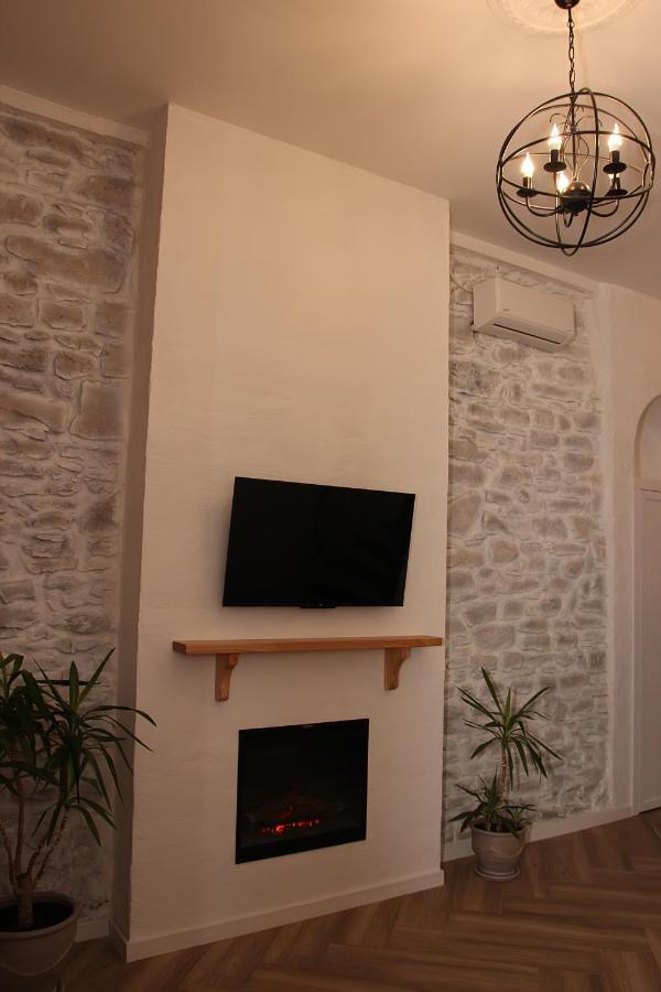 Historical Old Apartment: Spacious Balcony Retreat Apartment *