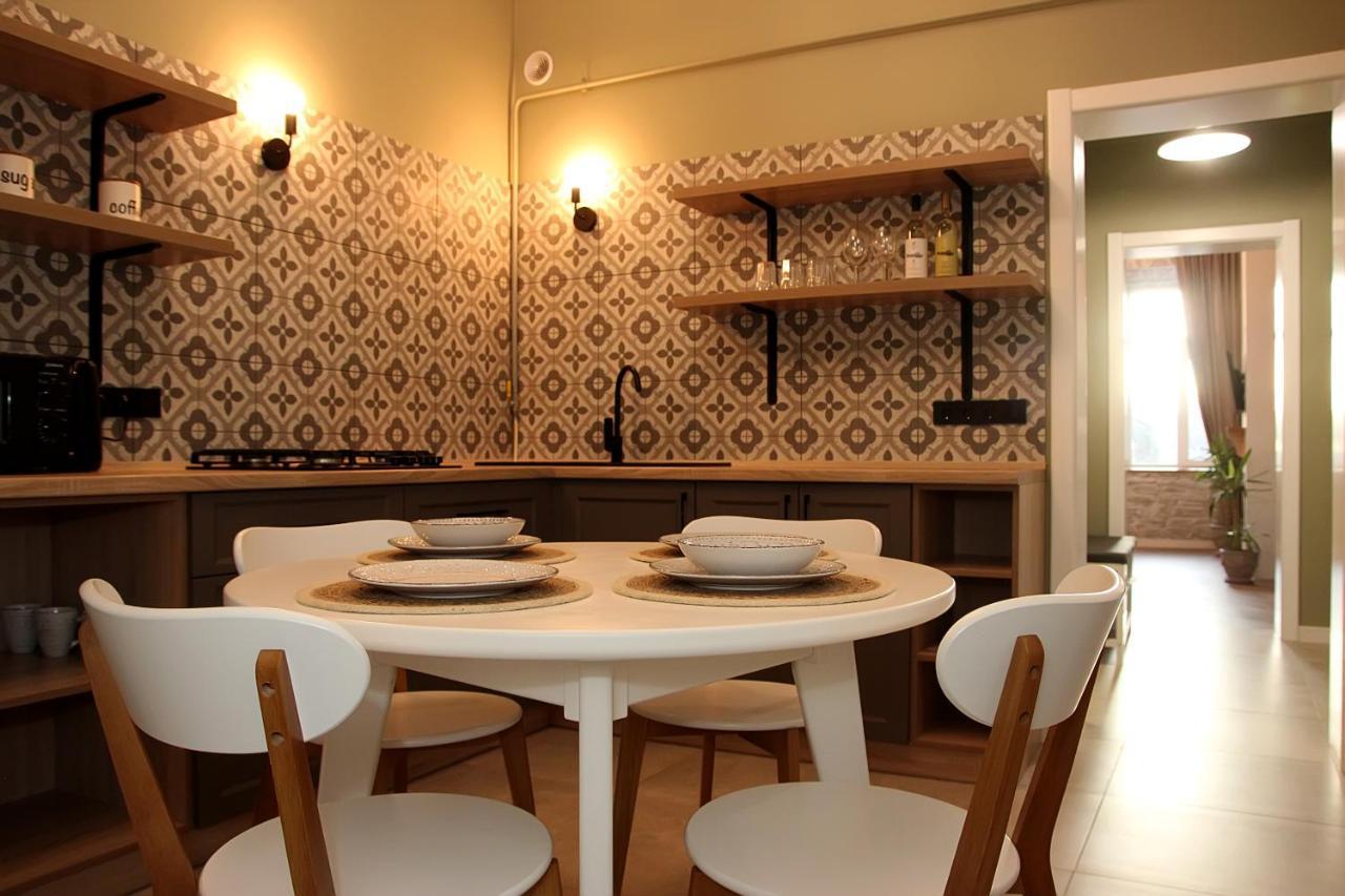 Historical Old Apartment: Spacious Balcony Retreat *