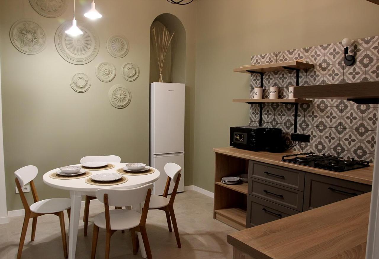 Historical Old Apartment: Spacious Balcony Retreat Apartment Kamianets-Podilskyi