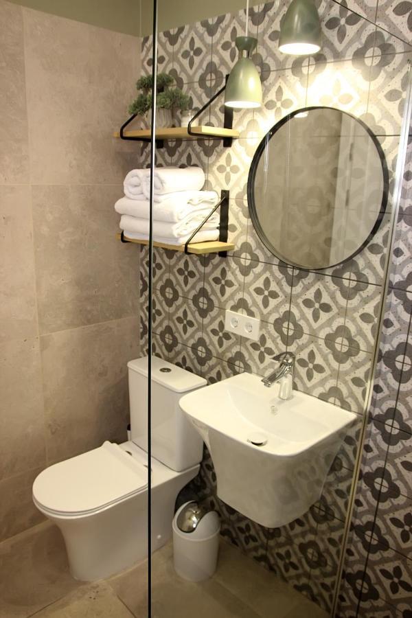 Historical Old Apartment: Spacious Balcony Retreat * Kamianets-Podilskyi