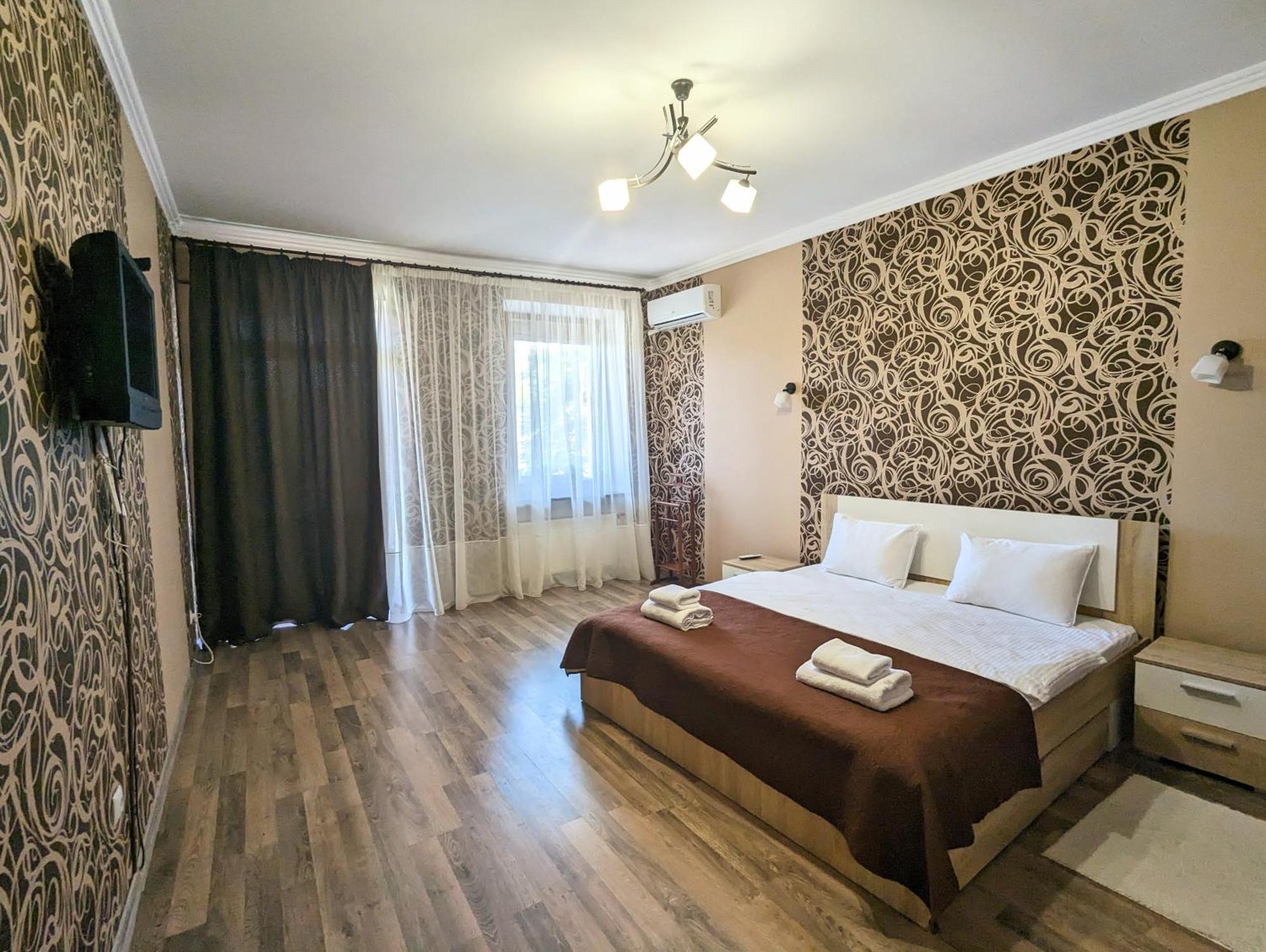 Historical Old Apartment: Spacious Balcony Retreat Kamianets-Podilskyi