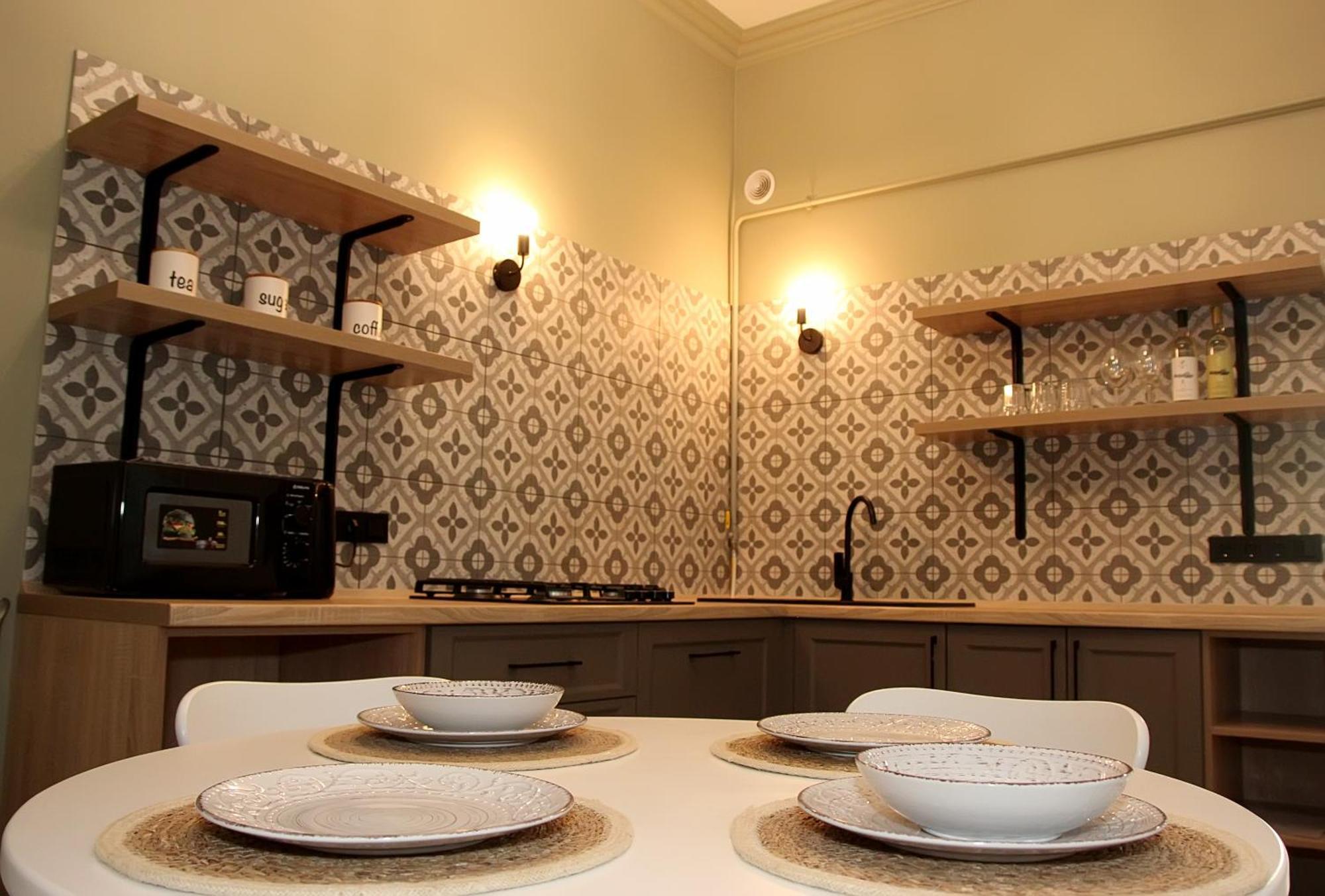 Historical Old Apartment: Spacious Balcony Retreat Apartment Kamianets-Podilskyi