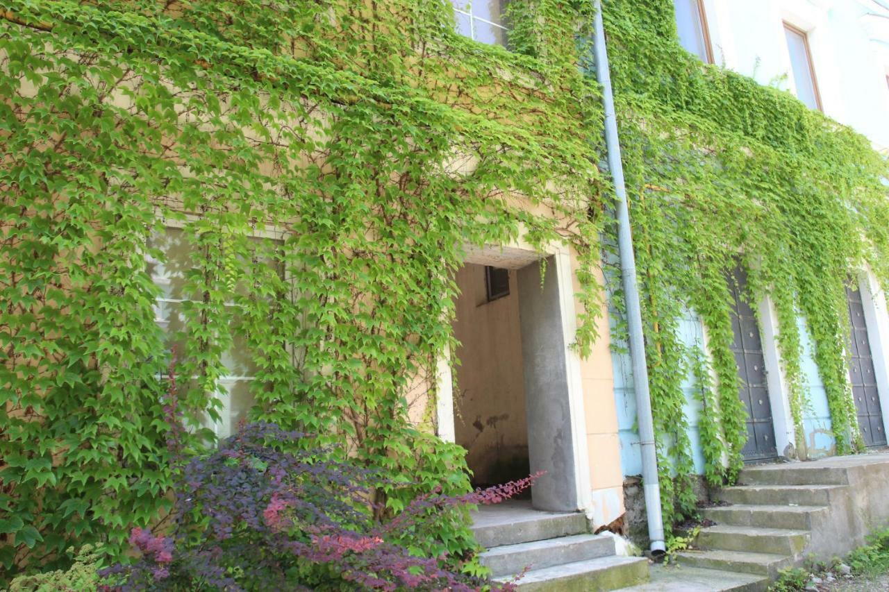 Apartment Historical Old Apartment: Spacious Balcony Retreat